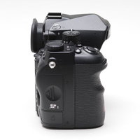 デジタル一眼レフカメラPENTAX K-1MarkⅡのグリップ側面の写真