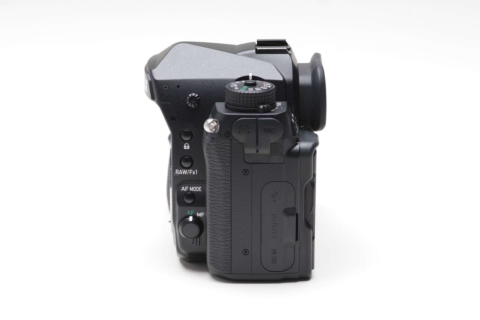 PENTAX K-1Ⅱ一眼レフカメラの左側面、黒いボディに操作ボタンが配置