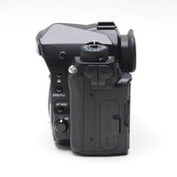 PENTAX K-1Ⅱボディの左側側面操作ボタン配置の写真