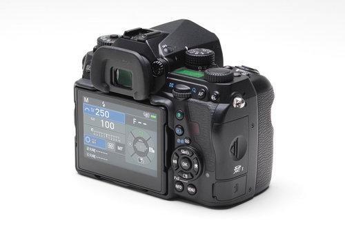 PENTAX K-1Ⅱの背面液晶に表示された青いメニュー設定画面