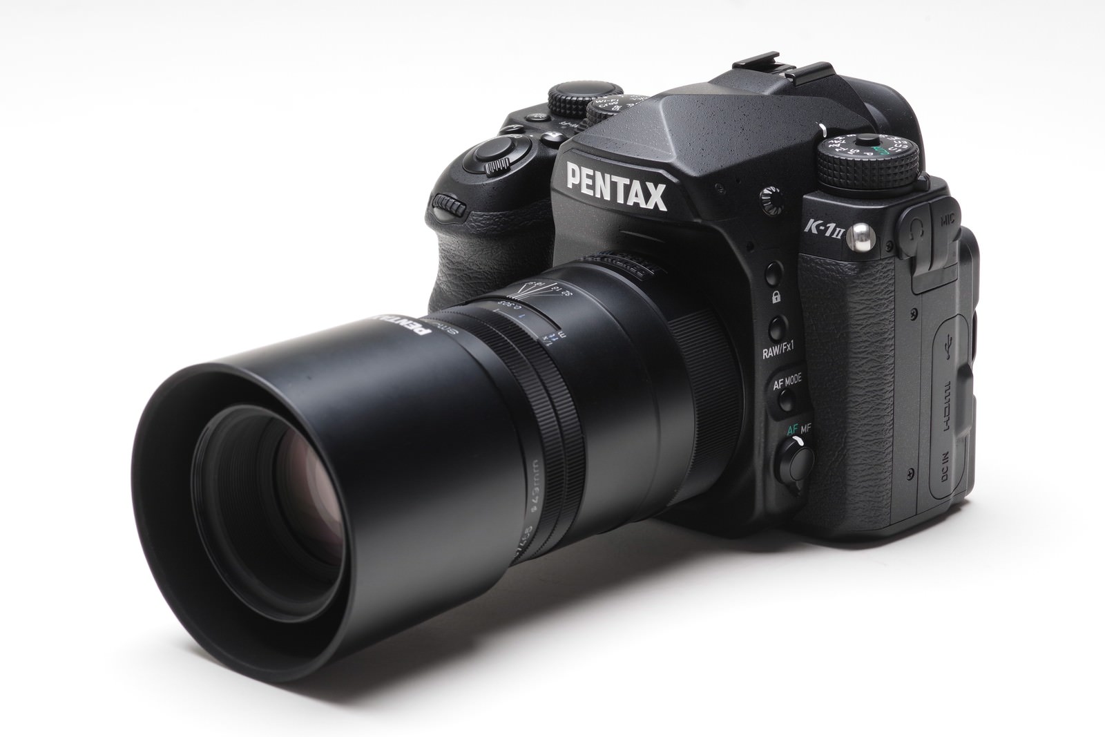 白い背景に置かれたPENTAX K-1MarkⅡと望遠レンズ