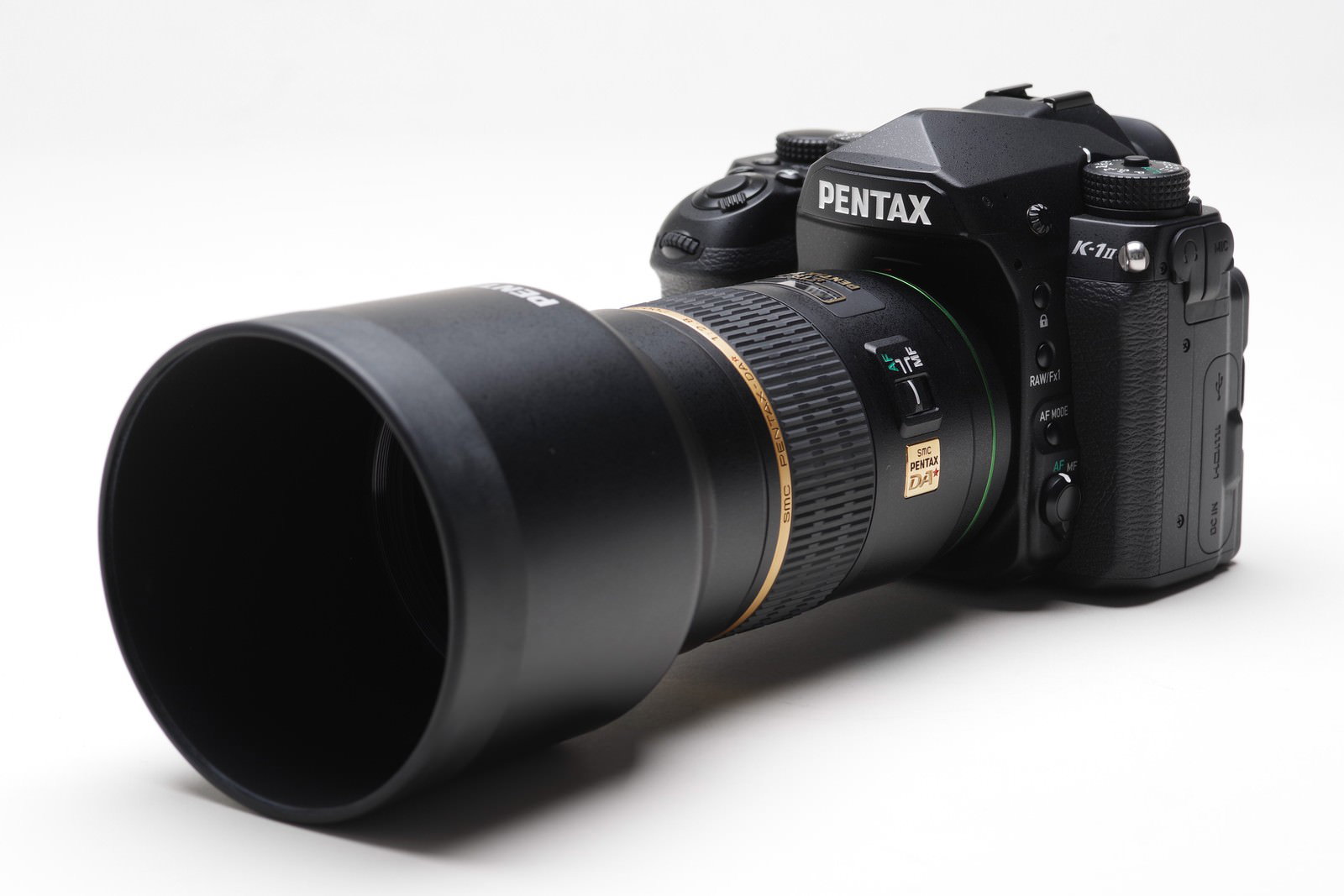 望遠レンズを装着したPENTAX K-1MarkIIのデジタル一眼レフカメラ