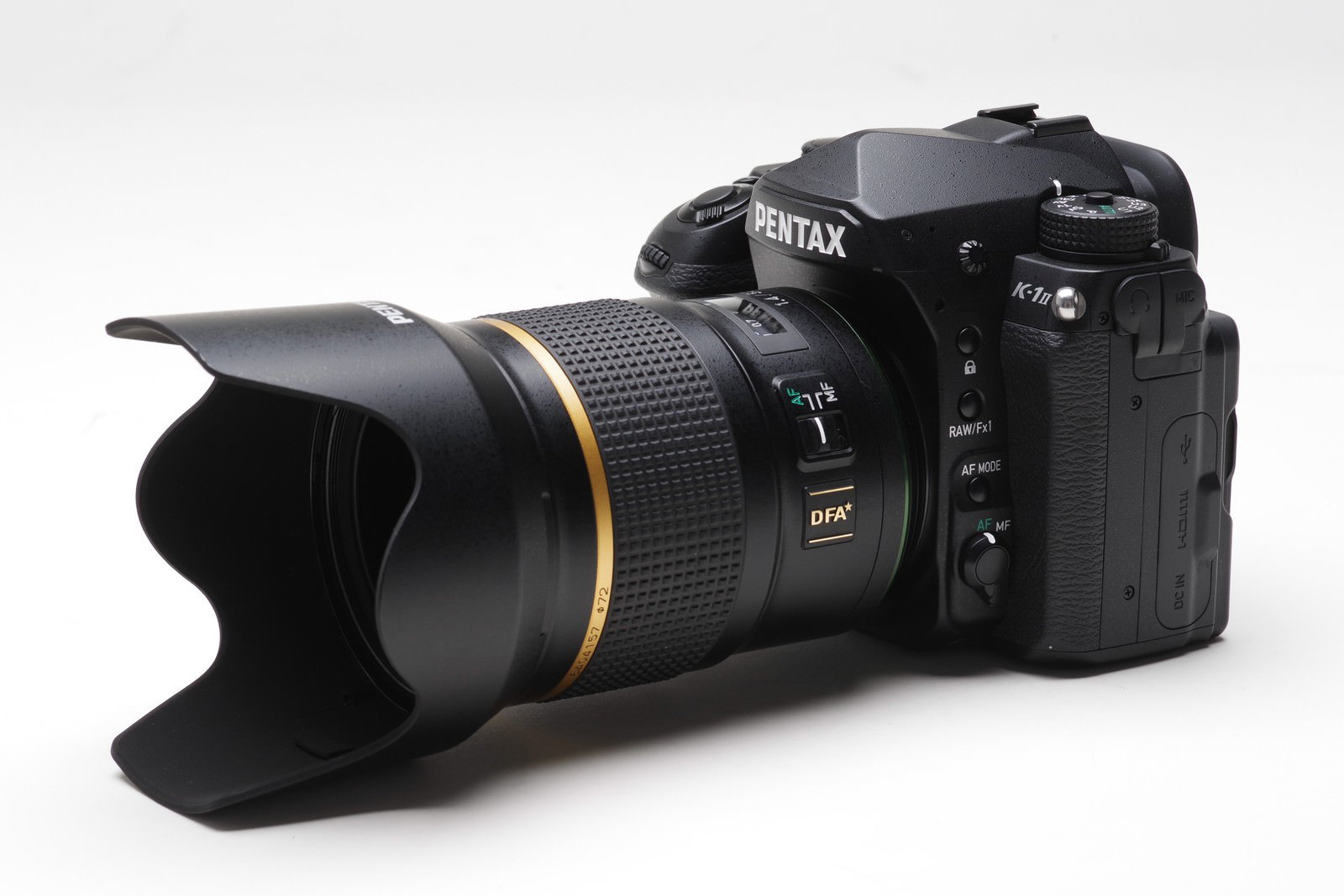 PENTAX K-1IIに大口径レンズを装着したカメラ