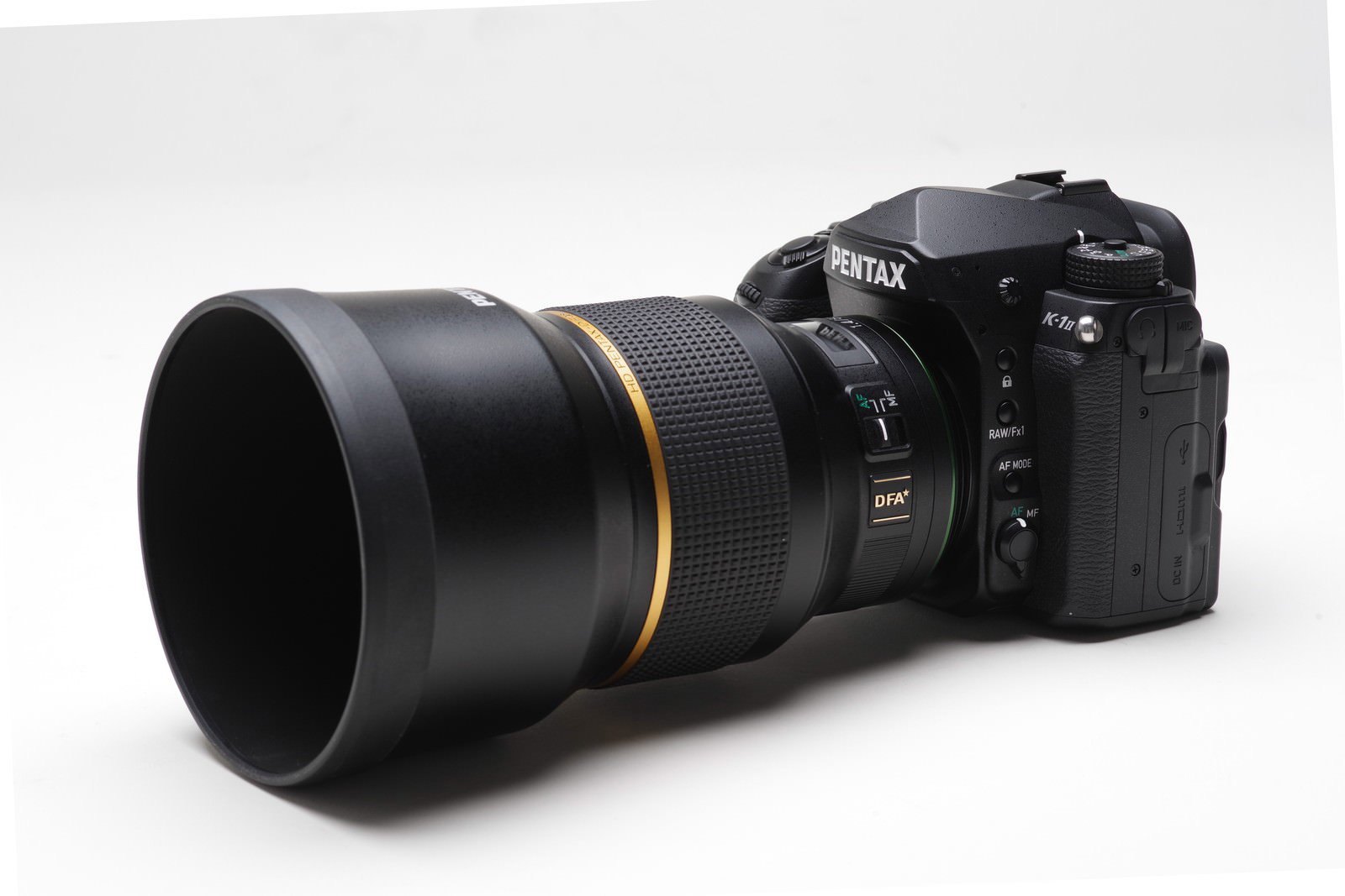 白背景に置かれた85mmスターレンズ装着のPENTAX K-1 MarkⅡ