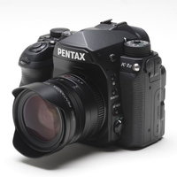 PENTAX K-1 Mark IIに単焦点レンズを装着した一眼レフの写真