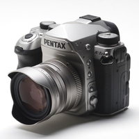 PENTAXカメラにFA 31mmレンズを装着（シルバー）の写真