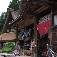 世界遺産・菅沼集落の古民家の軒先にかかる赤い暖簾の写真