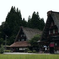 菅沼集落の世界遺産・合掌造りの家と茅葺き屋根の写真