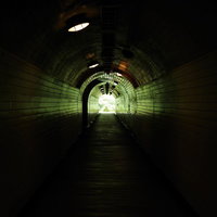 菅沼集落へと続くトンネルの出口と地下通路の照明の写真