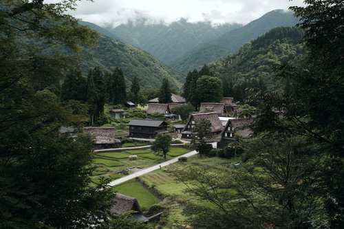 相倉展望台から撮影した相倉合掌造り集落の山並み