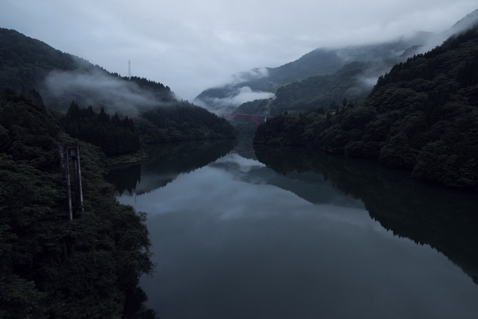 霧に覆われた庄川峡の静かな水面に利賀大橋と山々が映り込む朝の風景