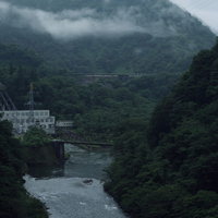 夜明けの庄川峡と鉄橋・発電所の写真