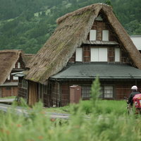 相倉の合掌造り集落と郵便配達員のバイク、五箇山の世界遺産の写真