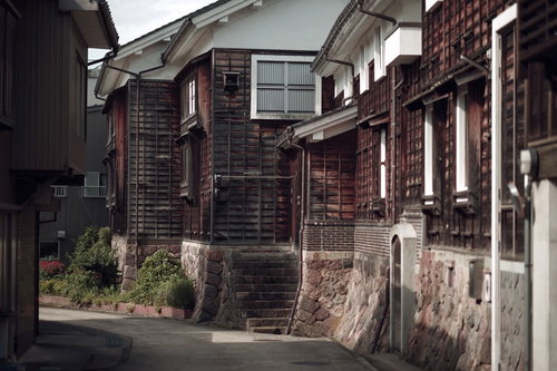 富山県南砺市の城端蔵回廊に立ち並ぶ蔵と古い通り