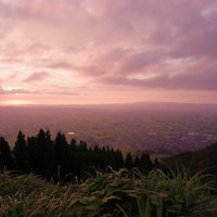 散居村の田園風景を一望する夕焼けの風景と富山の自然の写真