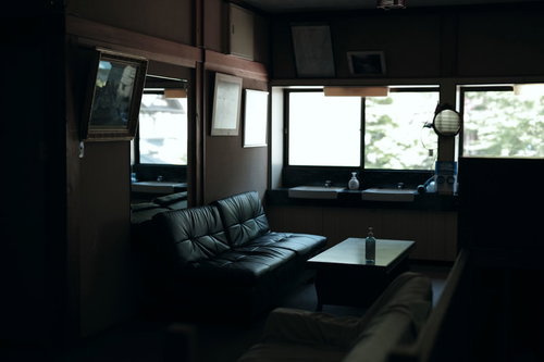 古い木造民宿の共有洗面所 昭和レトロな和の空間