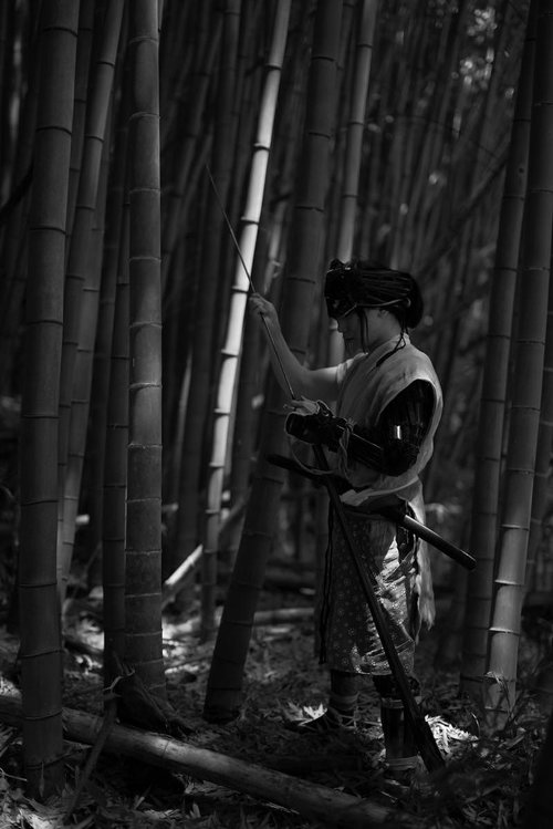 竹林で火縄銃に弾をこめる野盗男性の歴史