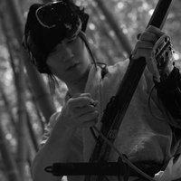 竹林で火縄銃を準備する野盗・山賊の時代衣装姿の写真