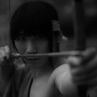 弓を構える袴姿の人物の写真