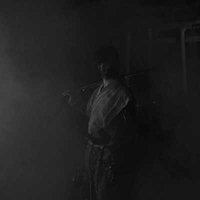 霧の中に刀を担ぐ侍と鳥居（モノクロ）の写真