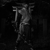 鳥居の前で日本刀を構えて決闘を申し込む侍の写真