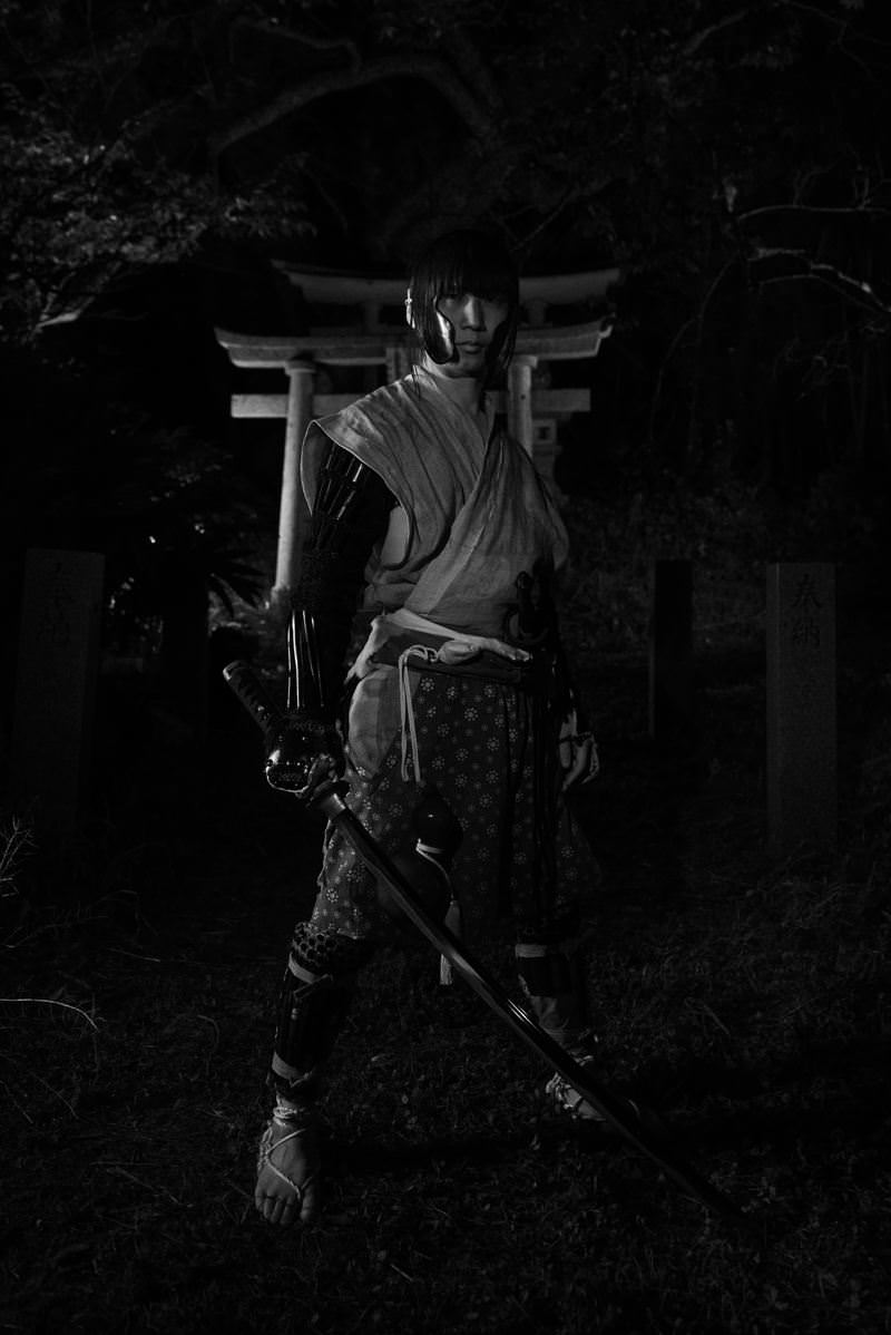 鳥居の前で日本刀を構えて決闘を申し込む侍の男性［モデル：まーこ］