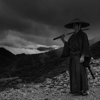 御霊櫃峠の山道で日本刀を肩に担ぐ侍の用心棒の写真