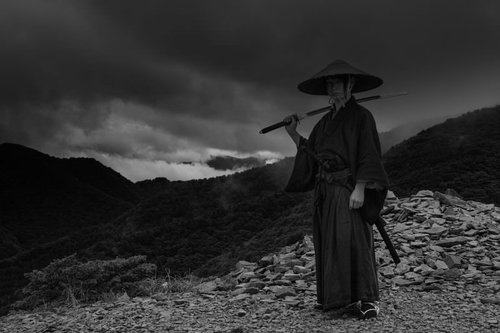 御霊櫃峠の山道で日本刀を肩に担ぐ侍の用心棒