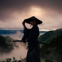 御霊櫃峠の夕暮れで網代笠に手を添え振り返る侍の写真