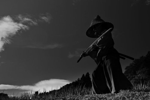 日本刀を両手で構える侍の武士姿