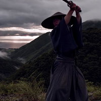 御霊櫃峠の登山道で刀を構える侍の戦闘シーンの写真