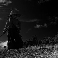 決闘前の張り詰めた空気で刀を構える侍の緊迫した表情の写真