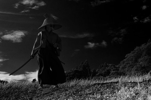 決闘前の張り詰めた空気で刀を構える侍の緊迫した表情