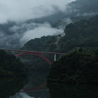 霧に包まれた庄川峡と利賀大橋の渓谷風景、一級河川の自然景観の写真