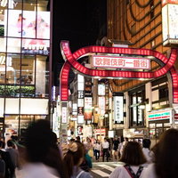 夜の人混みと歌舞伎町一番街のネオン看板と繁華街の風景の写真