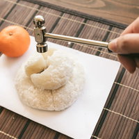 1月11日は鏡開きの日、ハンマーで鏡餅を割るの写真