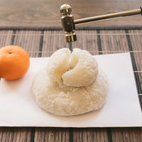 末広がる鏡餅をハンマーで鏡割り、正月の伝統行事の写真