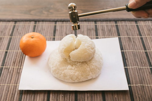 末広がる鏡餅をハンマーで鏡割り、正月の伝統行事