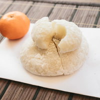 鏡開きの日に供える鏡餅とみかん、正月の縁起物飾りの写真