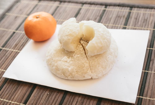 鏡開きの日に供える鏡餅とみかん、正月の縁起物飾り