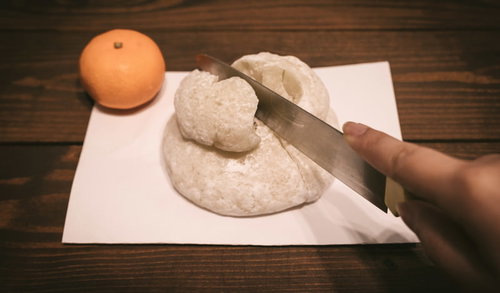 鏡餅を包丁や刃物で切ってはいけません