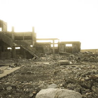 いつの日かの軍艦島の廃墟 - 朽ちたコンクリート建造物の写真