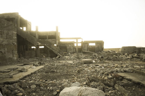 いつの日かの軍艦島の廃墟 - 朽ちたコンクリート建造物