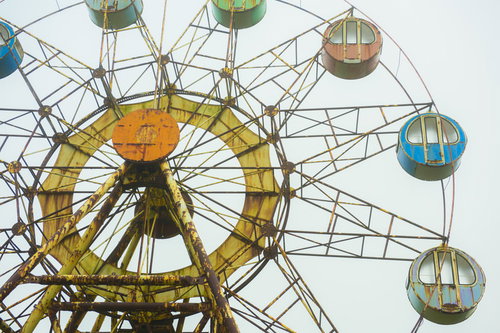 もう動かない観覧車の錆びついた鉄骨と色あせたゴンドラ