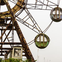 もう動かない観覧車、錆びついた鉄骨と老朽化した構造の写真