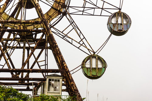 もう動かない観覧車、錆びついた鉄骨と老朽化した構造