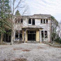 朽ち果てたケーブルカー駅の廃墟の全景と老朽化した建物の写真