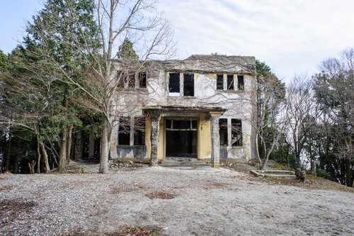 朽ち果てたケーブルカー駅の廃墟の全景と老朽化した建物