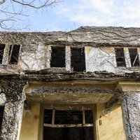 朽ちたケーブルカー駅の廃墟、荒廃した建物の写真