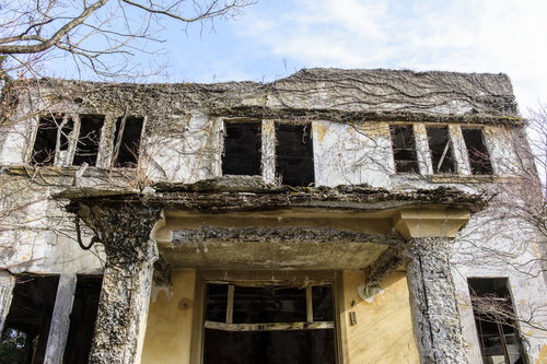 朽ちたケーブルカー駅の廃墟、荒廃した建物